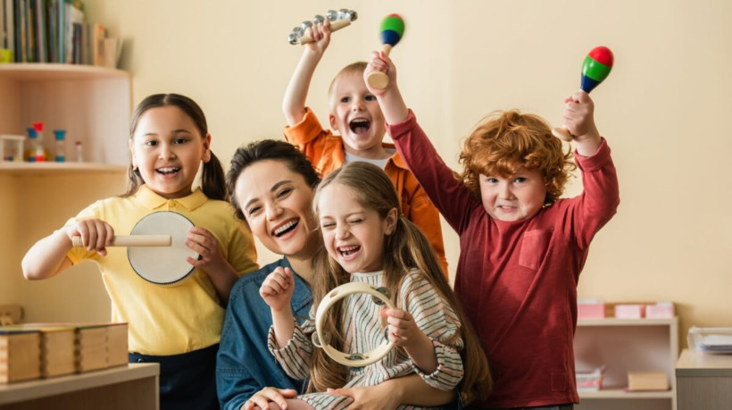 A música desperta estímulos e emoções que contribuem para o desenvolvimento das crianças (Imagem: LightField Studios | Shutterstock) 