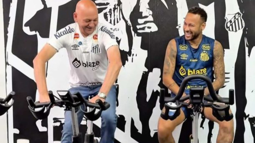 Empresário, que é torcedor do Santos e dono da rede de lojas que patrocina o clube desde março deste ano, acompanhou jogador em CT