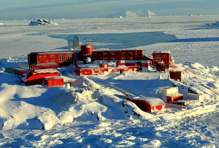 O principal acesso é pela cidade argentina de Ushuaia, capital da província da Terra do Fogo, Antártida e Ilhas do Atlântico Sul.