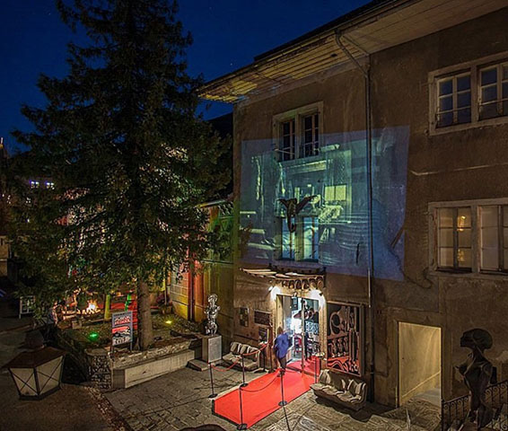 Mais precisamente dentro de um castelo chamado Château St. Germain, na cidade de Gruyéres, que ainda mantém características medievais - o que por si só já atrai a atenção. 