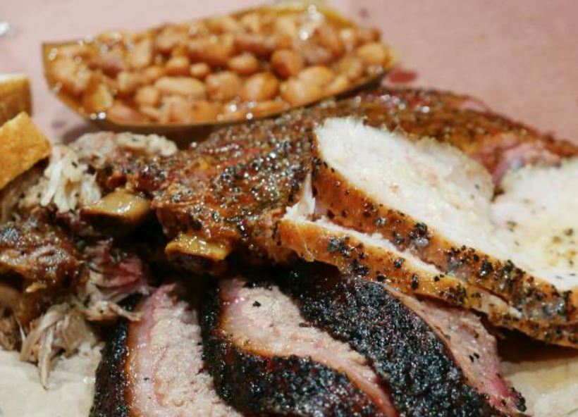 O churrasco americano é preparado lentamente - até 14 horas - e opta-se geralmente por peito e costela de boi, além de carne de porco. 