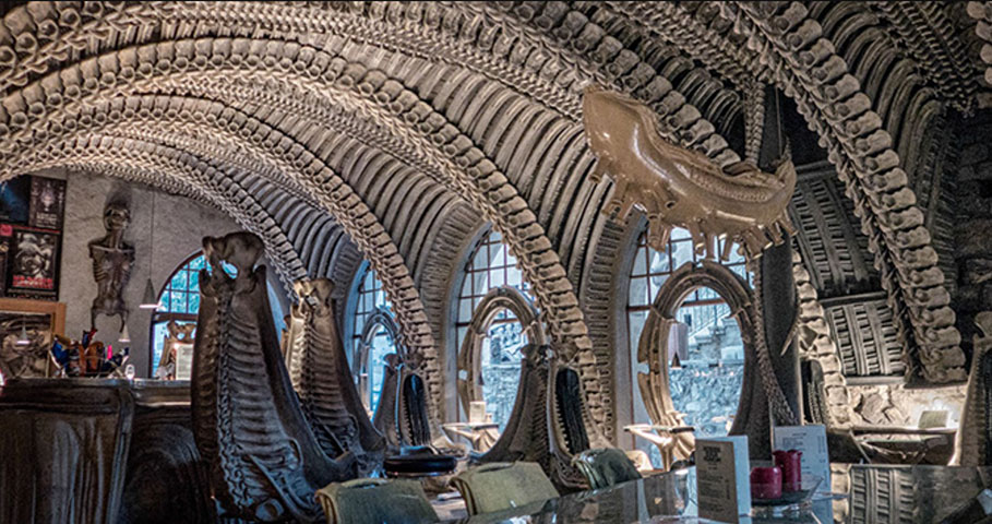 O site oficial do bar ressalta o ambiente biomecânico e indica que é o exemplo perfeito em arte imersiva. Ainda classifica a experiência como incrível, convidativa e inspiradora 