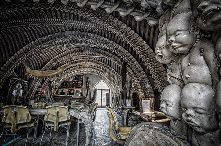 Especialmente pela mistura de tons monocromáticos, com destaque para o corpo humano e a junção com o mundo robótico 