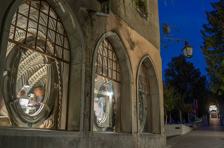 O museu foi inaugurado há 25 anos, em junho de 1998. O espaço é estruturado com quatro andares e composto por mais de 200 obras de Giger