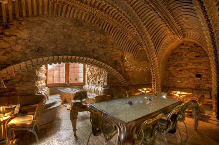 O artista modelou todo o espaço: detalhes como o teto, paredes, pisos, acessórios, mesas e cadeiras 