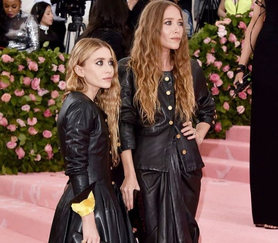 Ashley e Mary-Kate Olsen - Nascidas em 13/6/1986 em Los Angeles, as atrizes, empresárias e estilistas americanas, que são gêmeas, medem 1,55 metro e 1,57 metro, respectivamente. 