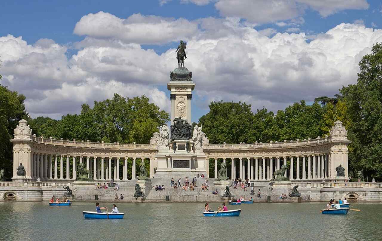 Parque do Retiro (Parque del Buen Retiro) - Originalmente criado como jardim real no século XVII, o Parque do Retiro é um vasto oásis verde no coração de Madrid. Entre suas atrações estão o Palácio de Cristal, o lago com barcos e vários jardins escultóricos.