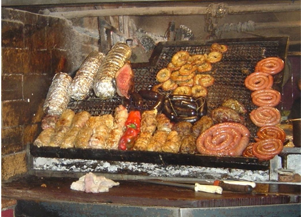 No Uruguai, quem pede uma carne mal passada recebe o alimento quase cru. O melhor é pedir ao ponto. A parrilla inclui, além da carne de boi, linguiça e frango.