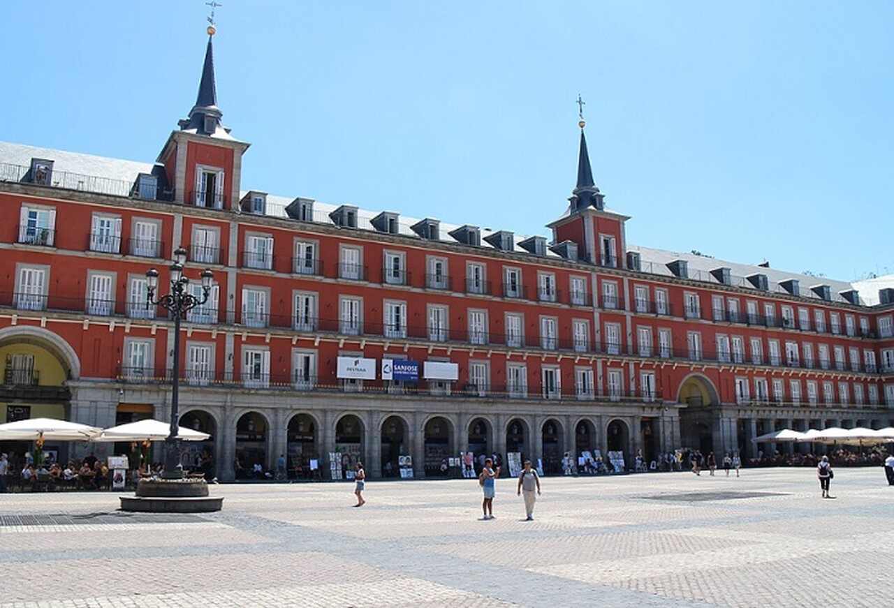 Plaza Mayor - Inaugurada em 1619, a Plaza Mayor é uma majestosa praça retangular cercada por edifícios com arcadas. Foi palco de eventos históricos como coroações, touradas e execuções públicas. Hoje, é um local popular para passear e desfrutar da gastronomia local.