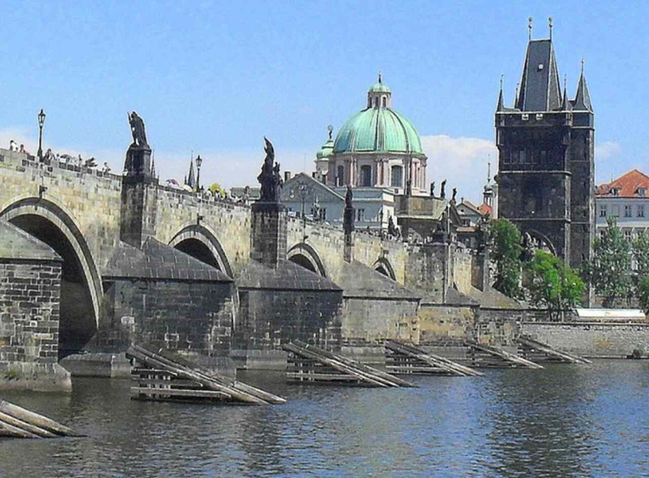 Ponte Carlos (Karlův most) - Concluída em 1402, a Ponte Carlos é uma das mais antigas pontes de pedra da Europa. Conectando a Cidade Velha ao Bairro de Malá Strana, é adornada com 30 estátuas barrocas de santos e é um dos pontos mais icônicos de Praga.