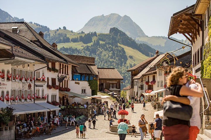Não é permitida a circulação de carros nas ruas de Gruyères. Em 2014, a cidade foi eleita como a mais bonita da Suíça ocidental. O aspecto medieval é ressaltado especialmente pela presença de castelos 
