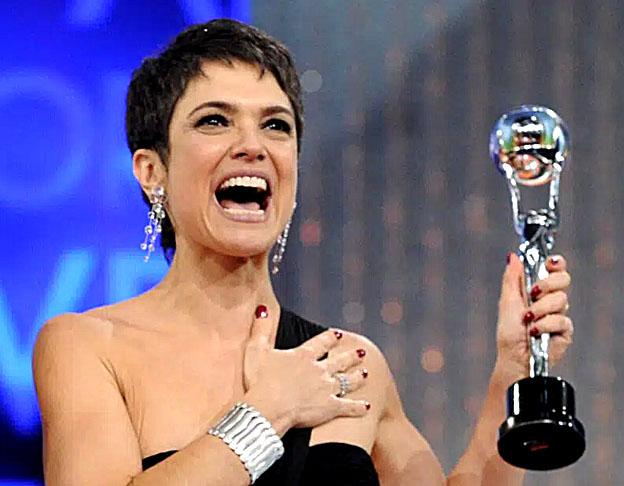 Paulista, ela é descendente de poloneses por parte de mãe, mas é neta de russos e romenos por parte de pai. Sua família veio para o Brasil para fugir da segunda guerra mundial. 