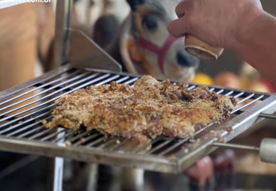 No vídeo, o churrasqueiro usou filé mignon, mas dá pra usar fraldinha, contrafilé e até patinho. Um pedaço de carne deve ser mergulhado em ovos para garantir que a farinha de rosca grude de maneira uniforme. Cubra a carne com a farinha e bote 60 cm acima do fogo para não queimar. 