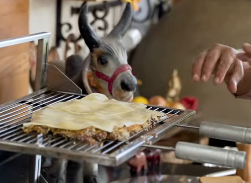 Vire a carne na grelha e cubra com muçarela.  Assim, o outro lado da carne também vai ficar tostado, enquanto o queijo derrete na parte de cima. 