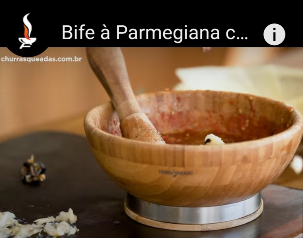 Coloque os vegetais que quiser para o molho numa tigela e amasse. No vídeo, o churrasqueiro usa tomate, alho e cebola. Bote na brasa para dar gosto de defumado. Tempere com um fio de mel para quebrar a acidez, além de azeite, sal e pimenta-do-reino. 
