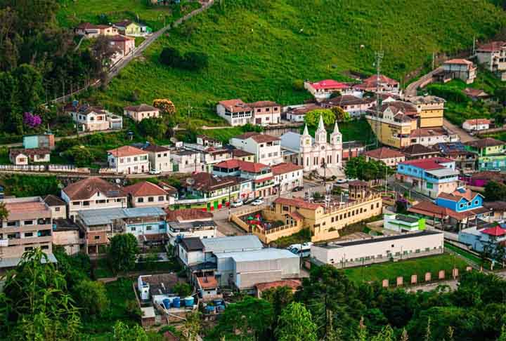 Marmelópolis(1.277m)- Situada em Minas Gerais, com 3.200 habitantes, abriga a Serra da Garganta, com trilhas deslumbrantes para os amantes da natureza, a 427 km de Belo Horizonte. A economia é baseada principalmente na agropecuária, com destaque para a produção de leite e queijos. Anualmente, realiza a Festa do Marmelo. 