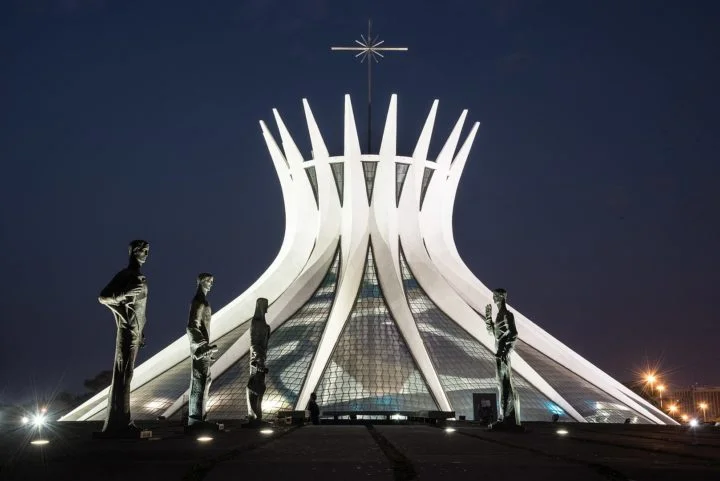 Catedral de Nossa Senhora de Aparecida, em Brasília - Construída a partir de 1958 e inaugurada em 1970. 