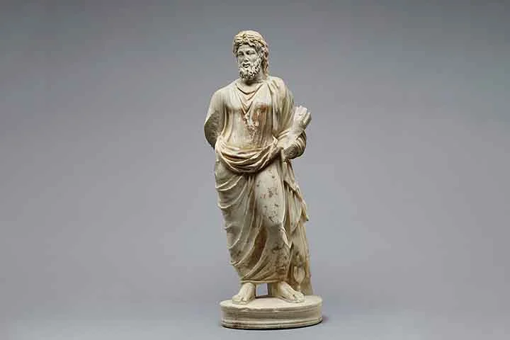 Descoberto em 1930, Plutão foi nomeado desta maneira por vir do grego Ploutn, que significa riqueza ou o rico. Na mitologia romana, por exemplo, o termo era o nome do Deus dos mortos e das riquezas. 