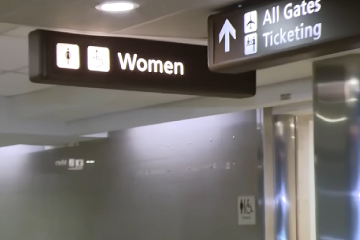 Na ocasião, um funcionário da limpeza do aeroporto encontrou o corpo do cachorro Tywinn em uma lixeira do banheiro.