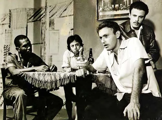 O teatro realista é uma das expressões artísticas que se opunha ao Romantismo e tinha como propósito revelar questões sociais latentes na sociedade. Com caráter crítico, os espetáculos abordavam assuntos que envolviam a política, economia e os dilemas humanos.