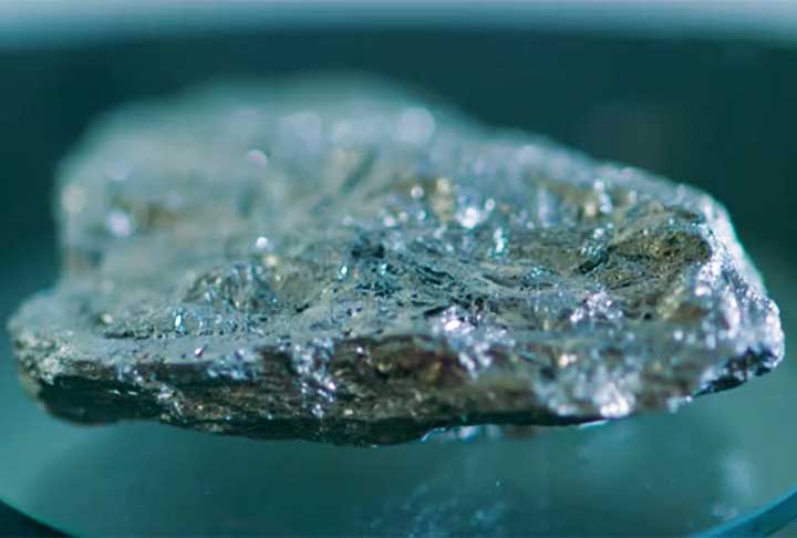 Ele é empregado em automóveis, turbinas de avião, gasodutos, navios, aparelhos de ressonância magnética, aceleradores de partículas, lentes e até piercings e bijuterias.