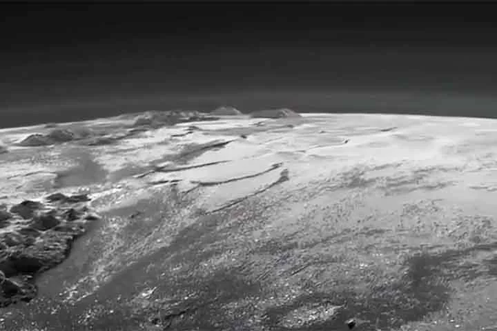 Nesse sentido, Plutão também tem uma atmosfera formada por gases como metano, nitrogênio e monóxido de carbono.