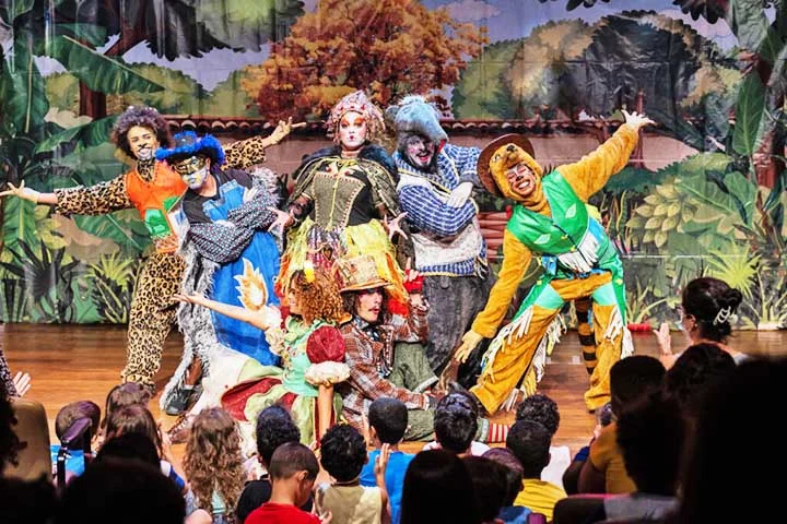 O primeiro diretor de coro foi Téspis, convidado pelo tirano Pisístrato para dirigir a procissão de Atenas. Ele foi responsável por desenvolver o uso de máscaras para representar. Essa ousadia o trouxe a alcunha de criador do teatro.