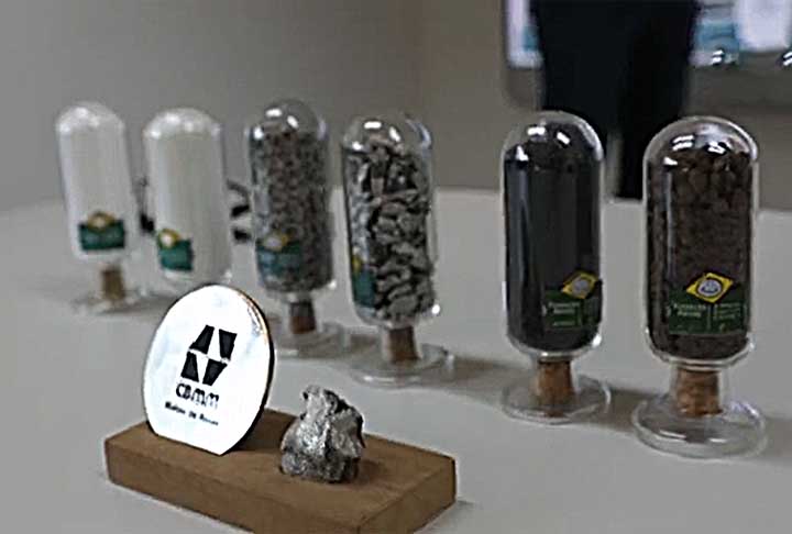 Além do Lantânio (La), Cério (Ce), Praseodímio (Pr), Neodímio (Nd), Promécio (Pm), Samário (Sm), Európio (Eu), Gadolínio (Gd), Térbio (Te), Disprósio (Dy), Hólmio (Ho), Érbio (Er), Túlio (Tm), Itérbio (Yb) e o Lutécio (Lu).