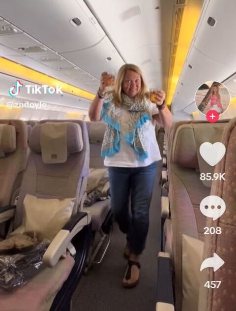 Elas haviam comprado um bilhete para a classe econômica do Boeing 777-300 e encontraram todas as fileiras de assentos livres. Saíram festejando pelo corredor.  