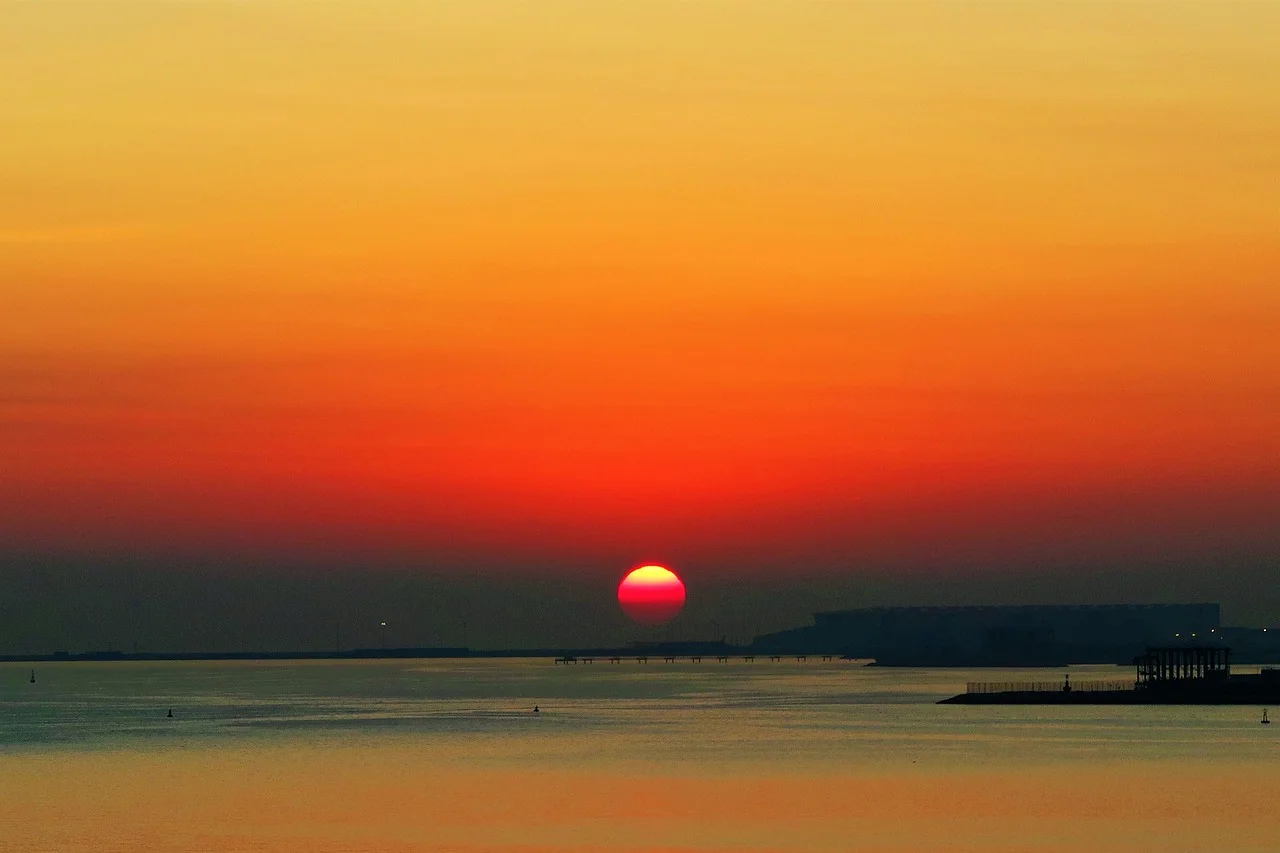 Uma curiosidade sobre desertos arenosos é que a amplitude térmica é bem dilatada. Assim, pode fazer 50ºC durante o dia e chegar a temperaturas abaixo de zero à noite. 