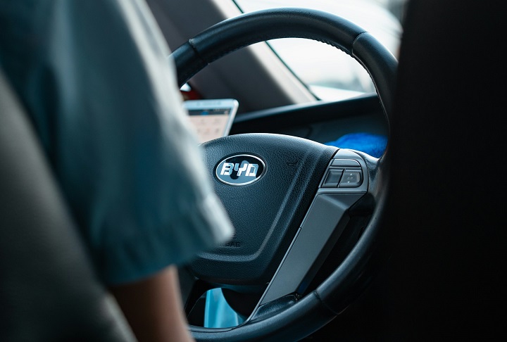 Além disso, a empresa disponibilizou gratuitamente sua tecnologia de assistência ao motorista, chamada Olho de Deus, para todos os seus modelos, inclusive os de entrada.