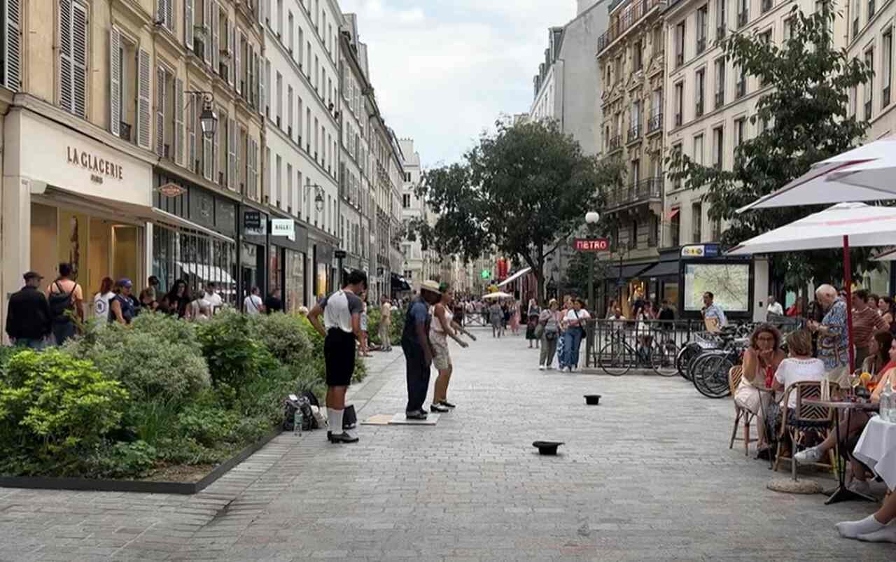Le Marais - Um dos bairros mais antigos de Paris, Le Marais, com suas ruas estreitas e mansões históricas, é conhecido por sua rica história, vibrante comunidade judaica, museus e animada cena de cafés e boutiques.