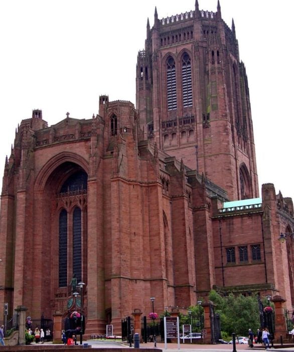 Construída em estilo neogótico, com arenito da região de Woolton,  também é chamada de Igreja-Catedral do Elevado Cristo. Com 118,7m de comprimento, é a catedral mais extensa do mundo, embora não seja a maior. O seu campanário, com 100,8m de altura, é o mais elevado dentre todas as catedrais existentes. E a igreja também abriga o sino mais pesado do Reino Unido: 16,8 toneladas. Esse sino leva o nome do rei Jorge V. 