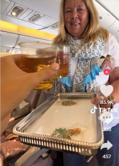 Os comissários tendem a caprichar na atenção e os passageiros 'solitários' recebem até alguns mimos que, a princípio, não estavam incluídos no pacote. 