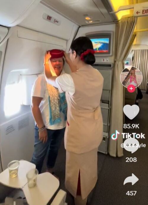 Geralmente, outra vantagem da 'solidão' nos assentos do avião é uma certa mordomia por parte dos comissários de bordo, que fazem agrados.