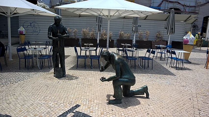 Em Portugal, os trabalhadores especializados na colocação deste tipo de calçada são denominados mestres calceteiros. 