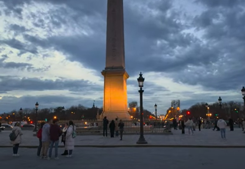 Place de la Concorde - A maior praça de Paris, criada em 1755, foi palco de muitas execuções durante a Revolução Francesa, incluindo a de Luís XVI e Maria Antonieta. No centro, está o Obelisco de Luxor, um presente do Egito.