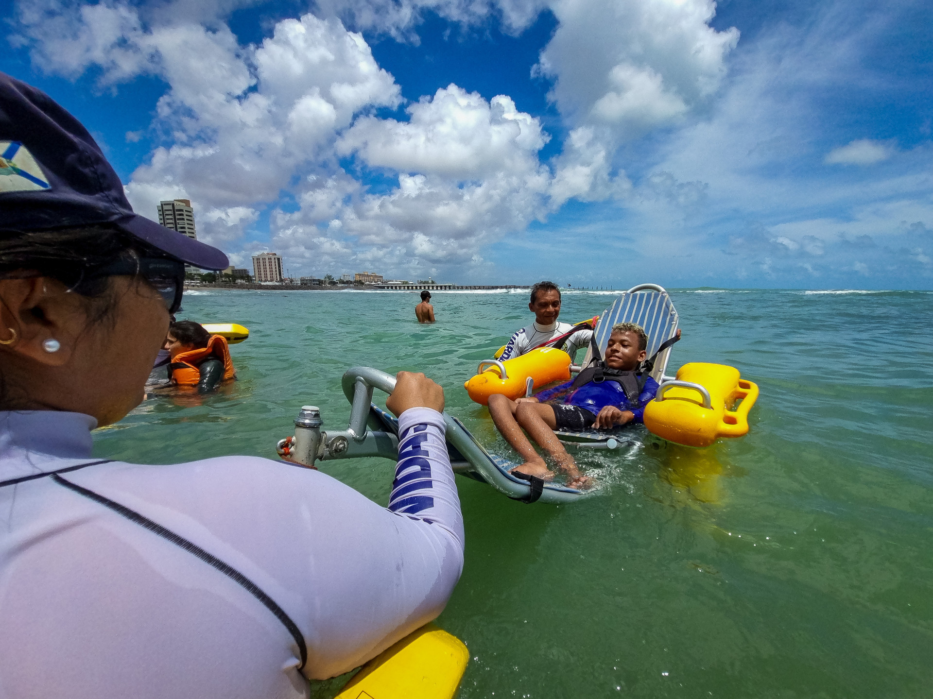 Quixadá: jovens com deficiência visitam Fortaleza para curtir dia de praia  com acessibilidade