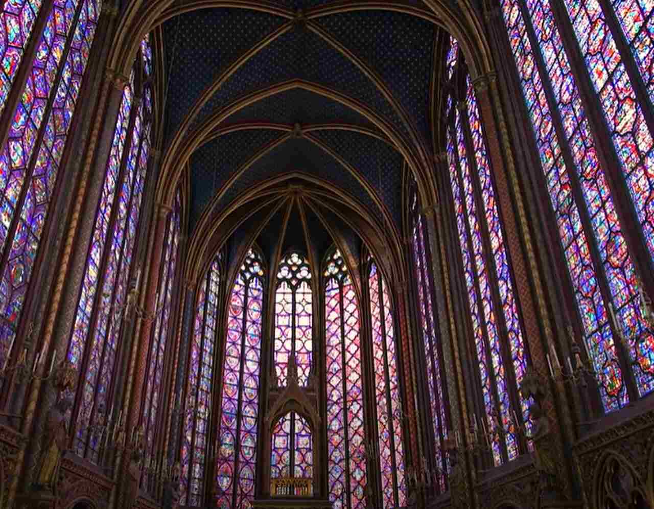 Sainte-Chapelle - Concluída em 1248, a Sainte-Chapelle é famosa por seus vitrais espetaculares que cobrem mais de 600 m², retratando cenas bíblicas. Foi construída por Luís IX para abrigar relíquias da Paixão de Cristo.