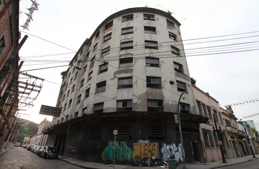 E, mais recentemente, os cortiços foram revitalizados para a construção de conjuntos residenciais populares (COHAB).