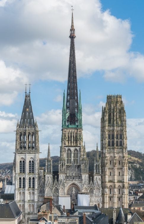 Catedral de Rouen, na França, foi construída em 1145, mas inaugurada somente em 1876. Sua torre com 150 metros de altura pode ser vista de diversos pontos da cidade. A igreja também encanta pelo som do órgão, instrumento musical que chama a atenção dos turistas e moradores. Sua beleza serviu como inspiração para ao menos 30 telas pintadas por Monet.