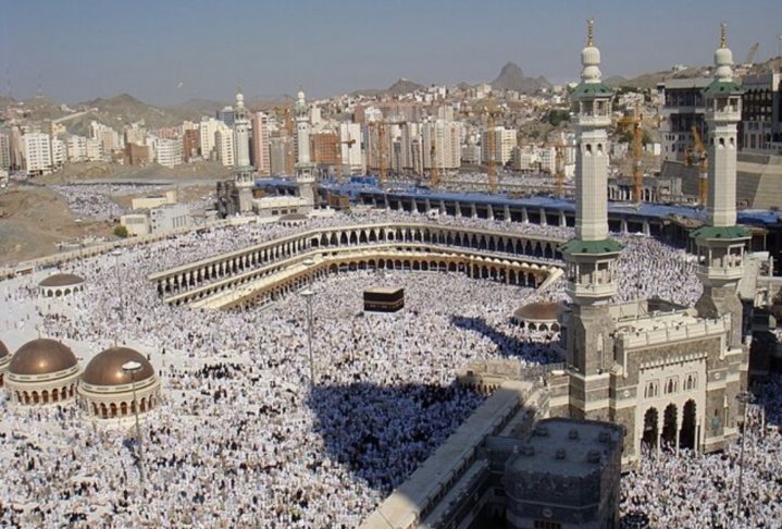 Além disso, a Arábia Saudita é considerada o berço do Islã, religião que moldou a identidade e os costumes do país. As duas mesquitas mais sagradas do Islã, a Masjid al-Haram, em Meca (foto), e a Masjid an-Nabawi, em Medina, atraem milhões de peregrinos anualmente.