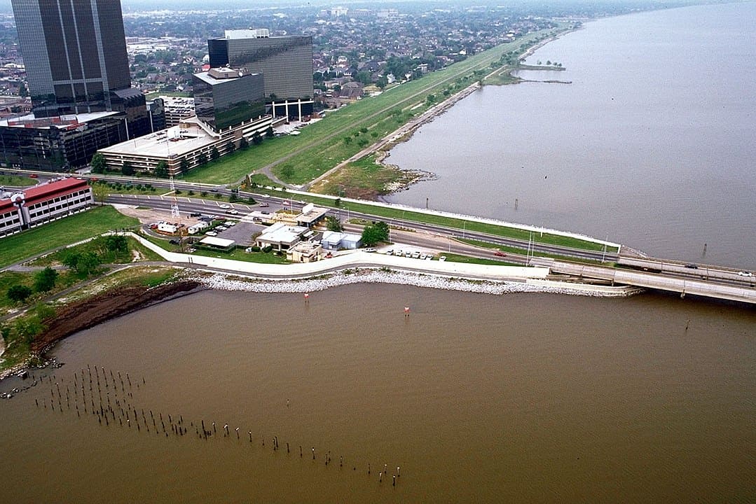 5º- A Ponte do lago Pontchartrain também fica nos Estados Unidos. Ela foi inaugurada em 1956 (lado sul) e 1969 (lado norte) e possui 38,4 quilômetros de extensão.