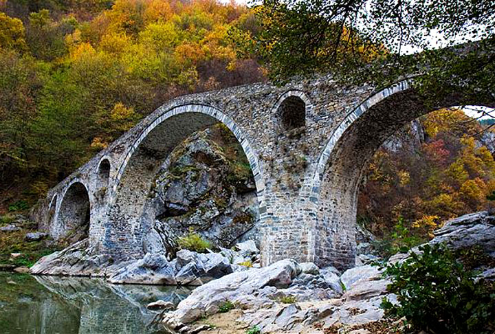 A ponte tem 56 metros de comprimento e 3 arcos, mas também pequenos arcos semicirculares para marcar o nível das águas. 