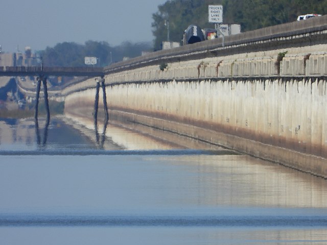 São duas pontes paralelas que passam por cima do enorme pântano na bacia do rio Atchafalaya, ligando as cidades de Lafayette e Baton Rouge, no estado da Louisiana.