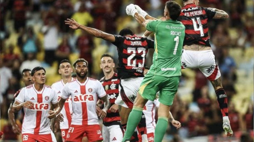 No primeiro tempo, Bruno Henrique coloca o Colorado na frente, entretanto Léo Pereira deixa tudo igual no Maracanã, no início da etapa final