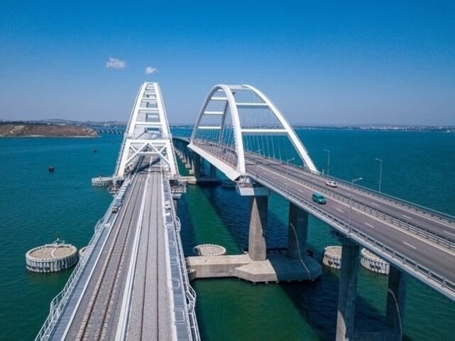 12º- A Ponte da Crimeia, localizada na Rússia, foi inaugurada em 2018. Com 16,9 km (ponte rodoviária) e 18,1 km (ponte ferroviária), é a maior ponte da Europa.