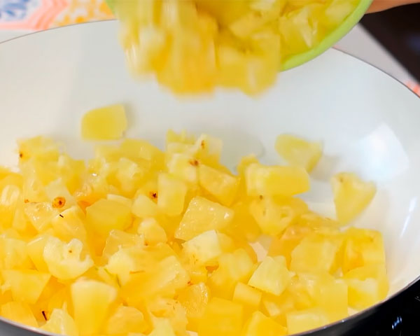 Não jogue fora a casca do abacaxi! Ela pode ser usada para preparar um suco refrescante. Cozinhe a casca em água por cerca de 20 minutos, coe e adicione açúcar ou adoçante a gosto.