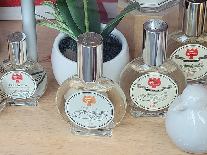 A famosa água de Colônia originou-se na cidade. A sua invenção é atribuída ao italiano Giovanni Paolo Féminis, que morava na localidade alemã e decidiu homenageá-la com o nome do perfume. 



