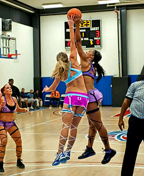Basquete de Lingerie - Além do uniforme especial, a linha três é menor e as partidas têm apenas dois períodos de 20 minutos.